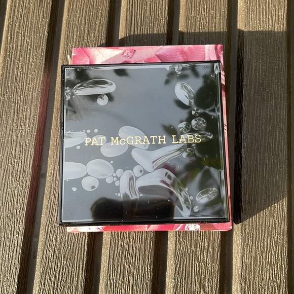 Pat McGrath Labs - Divine Rose Luxe Quad in Eternal Eden Eyeshadow Palette - Picture 12 of 17